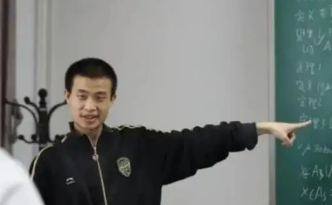 大学生|韦东奕的《个人简历》火了,仅有4行字,看似简单却“不平凡”