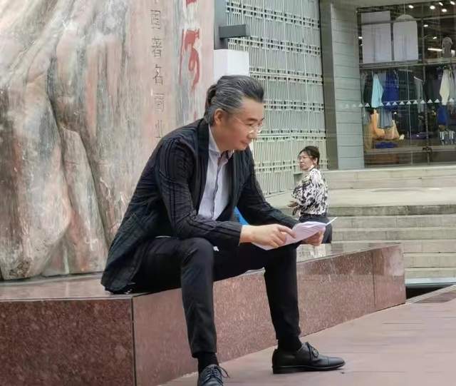 高博|央视主持高博被偶遇!手拎塑料袋雨伞仅10元,43岁头发花白无人识