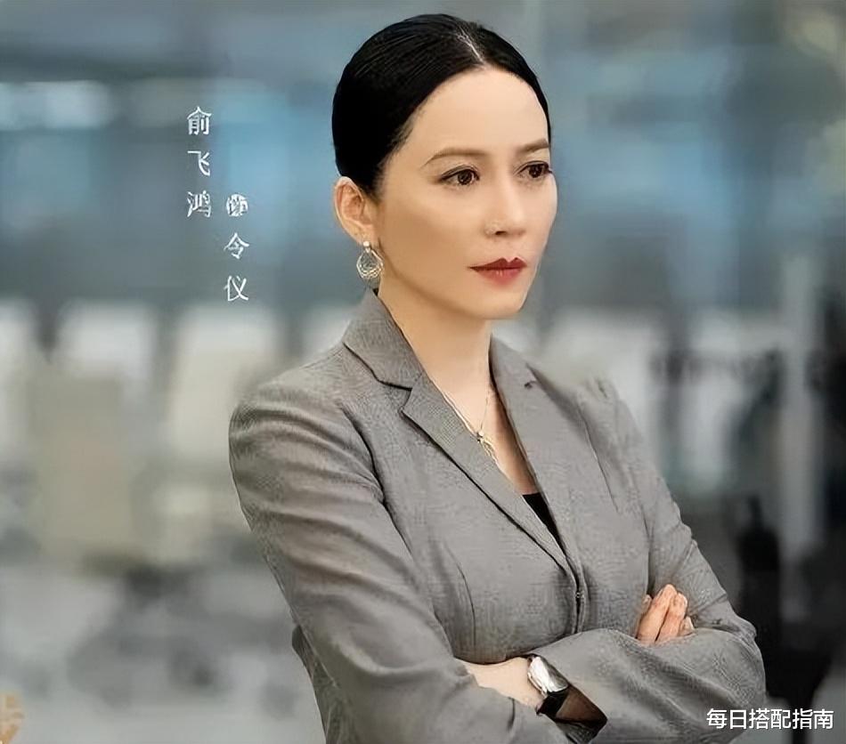 国产剧|看了《玫瑰之战》才发现：国产剧里职场穿搭的上限，居然这么高！