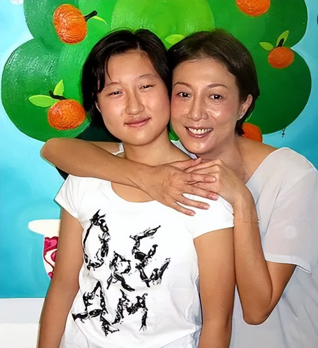 吴绮莉|选美冠军吴绮莉晒泳照！穿短裤背心泡水里，双腿岔开皮肤太白嫩