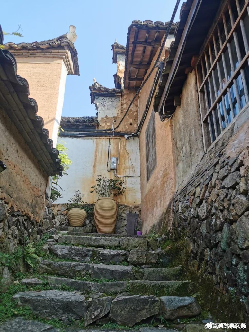 布达拉宫|被誉为“金色布达拉宫”的古老村落