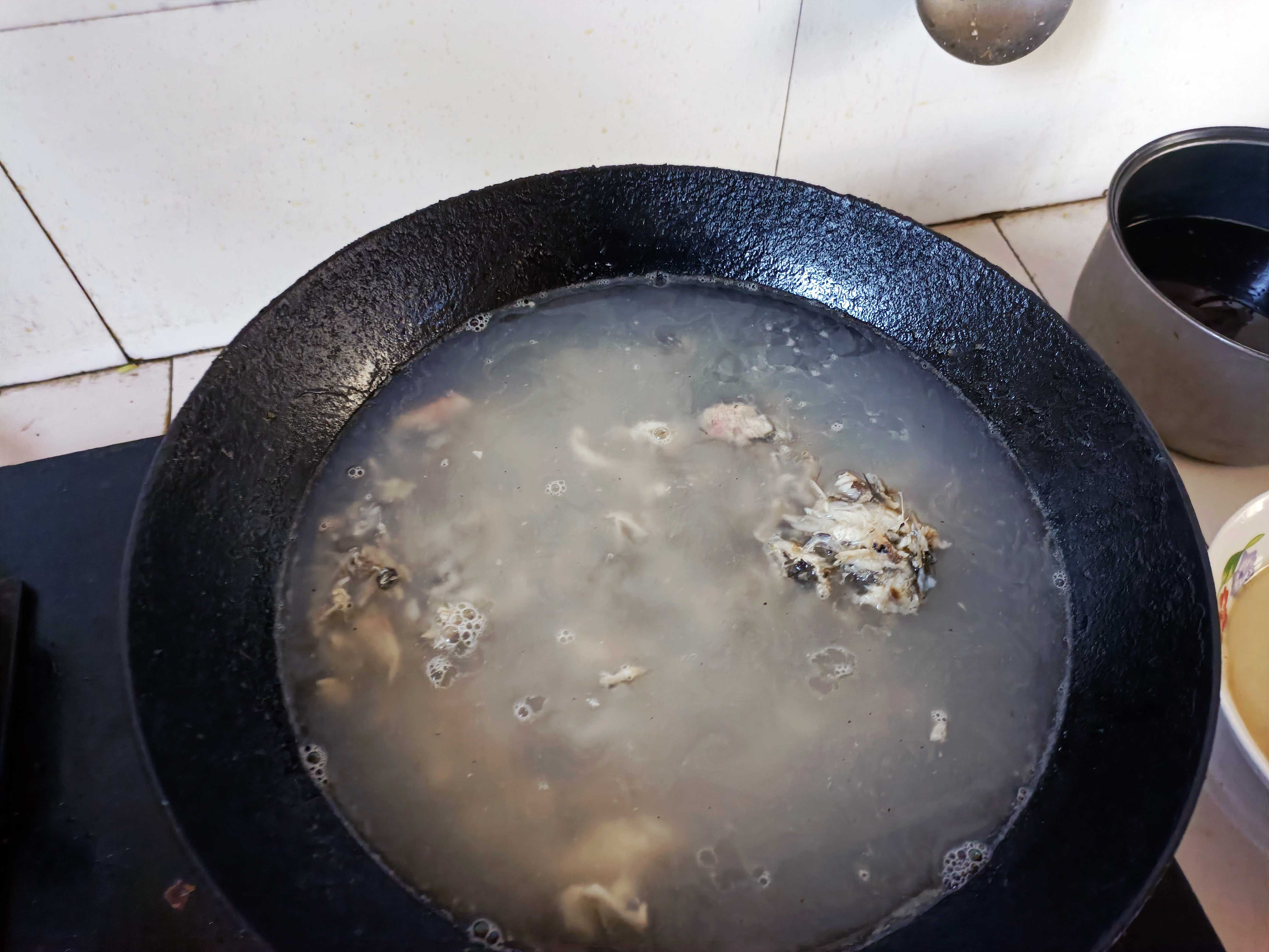 醉逍遥|有一个爱钓鱼的亲戚，隔三差五就来家里送鱼，用大水缸养起来？