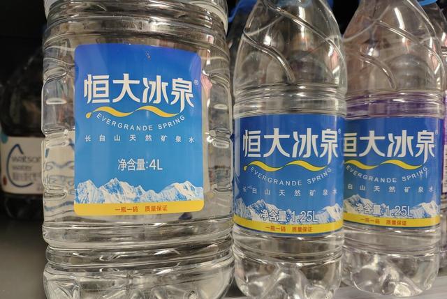 又一矿泉水“大王”惨遭滑铁卢:花60亿打广告亏40亿,无奈溃败!