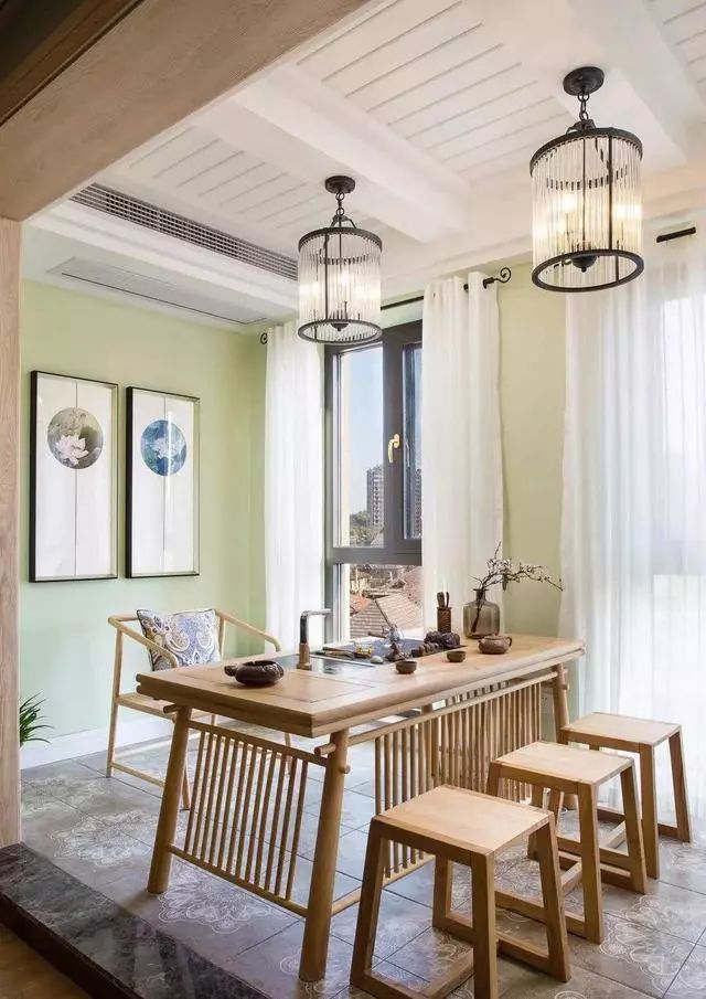 客厅阳台也不装推拉门,用木板抬高20公分,好看又实用