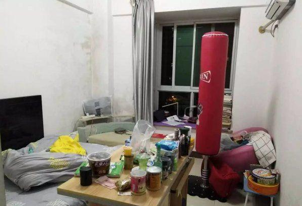 房子出租半年，被几个房客糟蹋成垃圾场，该不该继续出租？