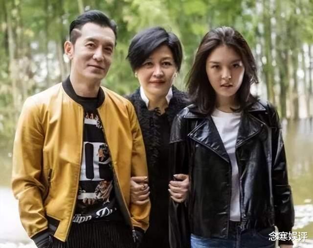 李咏|李咏女儿法图麦近照被曝光，穿吊带露锁骨撩头发，20岁女人味十足