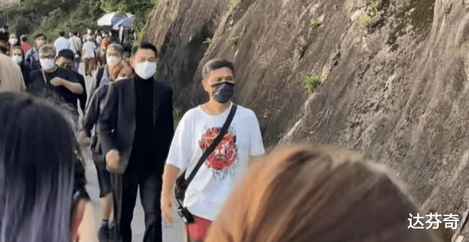 刘德华|60岁刘德华爬山拍广告,西装革履走路带风,与路人主动挥手