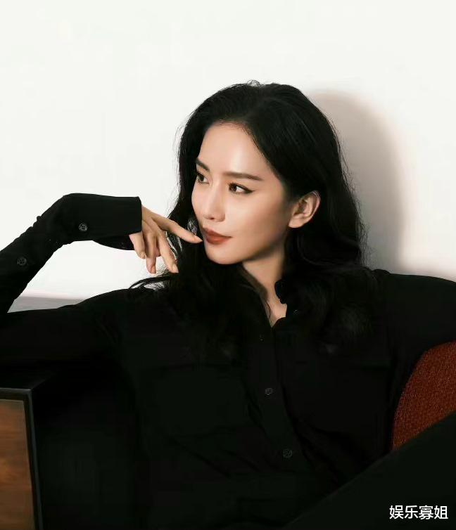 刘诗诗|刘诗诗烟熏妆侧颜随拍，ALL BLACK穿搭好有表现张力，御姐范十足