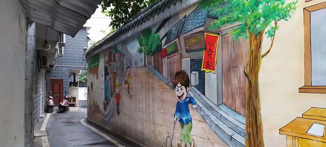 2米宽的长沙老巷子,两旁老房子林立,墙壁上铺满了壁画