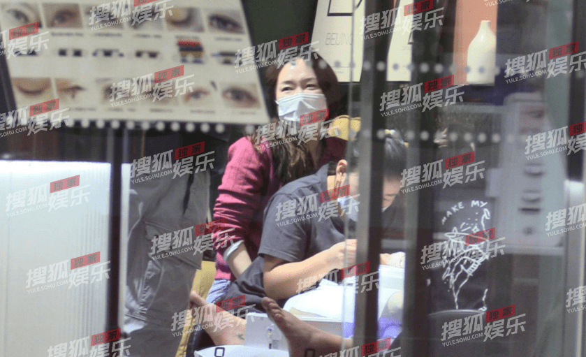 杜江|41岁霍思燕风波后独自带娃会友! 放弃事业回归家庭胖成水桶腰, 凭什么拿捏杜江?