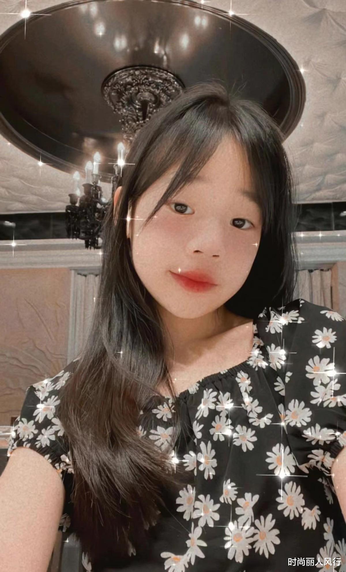 新木乃伊|小s太骄傲了!三女儿颜值终于逆袭,近照曝光穿印花裙气质变优雅