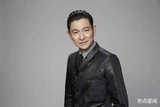 |刘德华在家也得拖地,超大卧室首曝光,白色大床吸睛