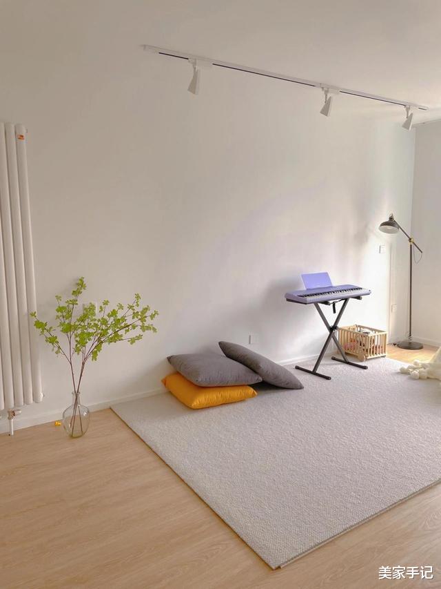 坚持断舍离的二胎妈妈,不买沙发茶几,将96㎡小家装修得“空无一物”,太漂亮了