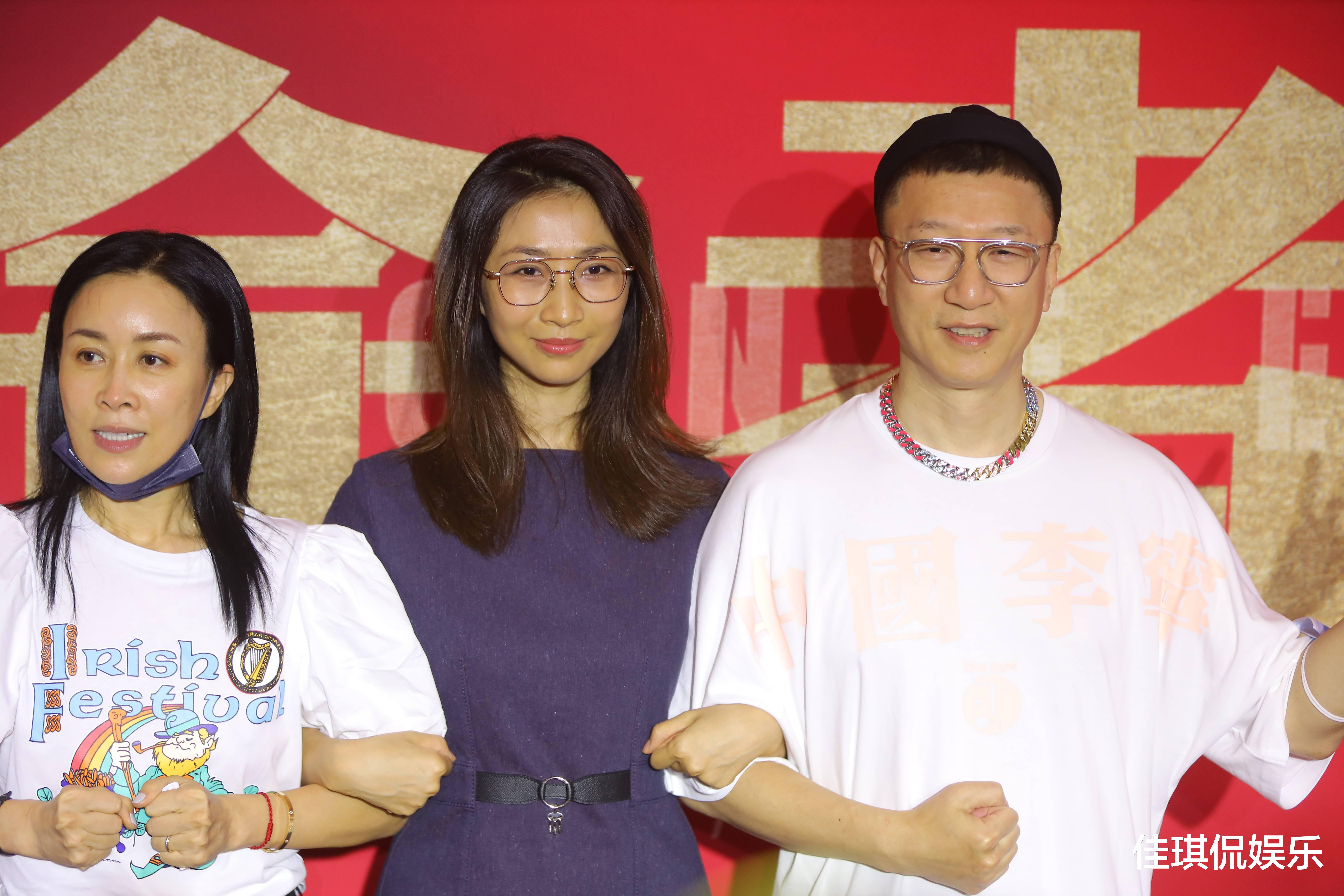 孙红雷|孙红雷罕见携小15岁娇妻亮相，身材高挑状态好，气质优雅力压那英