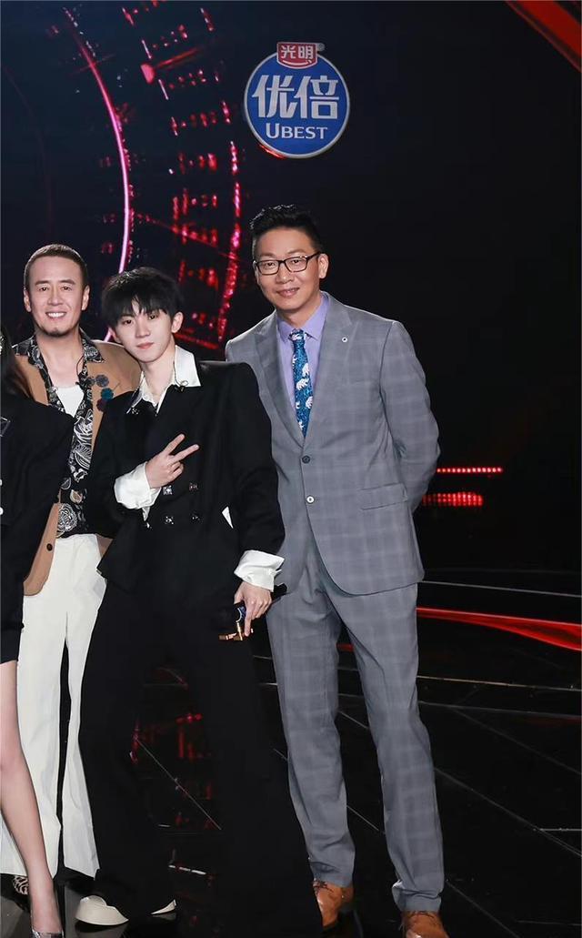 马嘉祺|《我们的歌4》中,杨坤马嘉祺合作的《轰炸》超有默契,狠狠爱了