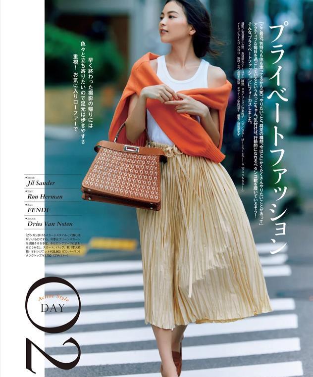 奔四的中年女人，如何穿得简约高级又时尚？