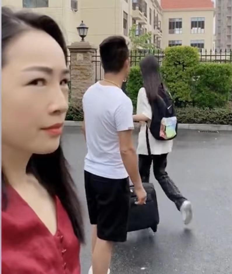 妈妈骑电车接儿子,爸爸开豪车接女儿,妈妈气不过,儿子表情亮了