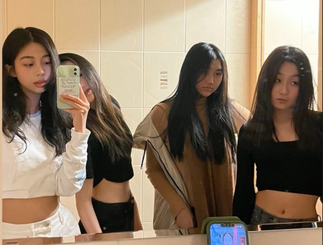 皮裙|李嫣升级当姐后首露面,与闺蜜合影大秀小蛮腰,星味十足像极王菲