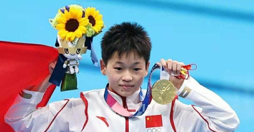 伏明霞|43岁伏明霞气质不俗！70岁老公疲态尽显，19岁女儿收获半山豪宅