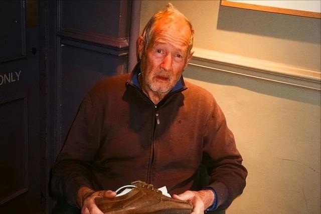 英国69岁亿万富豪,娶小36岁外卖员生3个孩子,如今怎样了?
