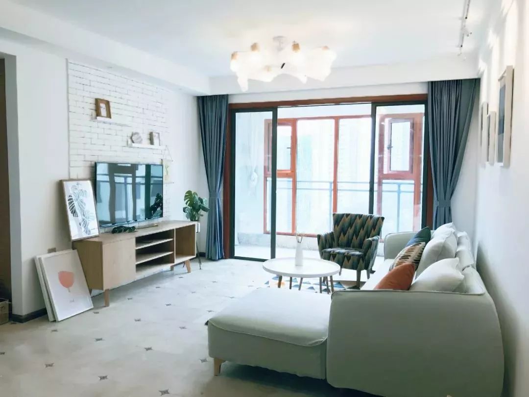 小户型做上阳台推拉门,隔音又隔热,还非常美观大方