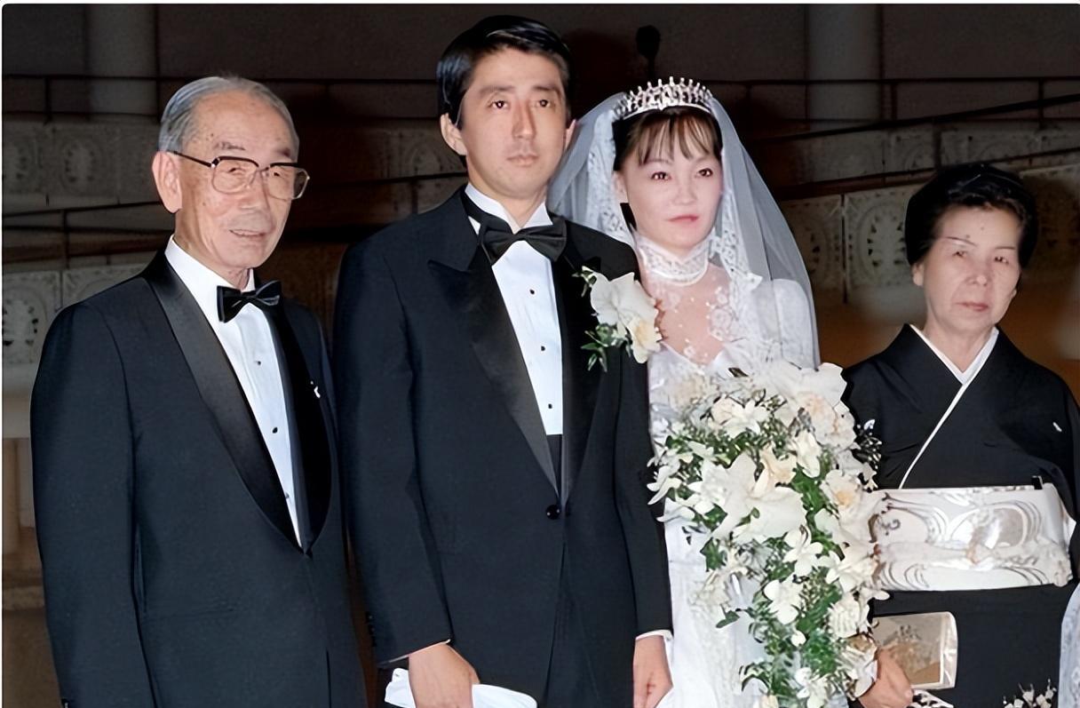 |安倍晋三灵堂照曝光，穿白衬衫笑容灿烂，天皇夫妇也公开悼念