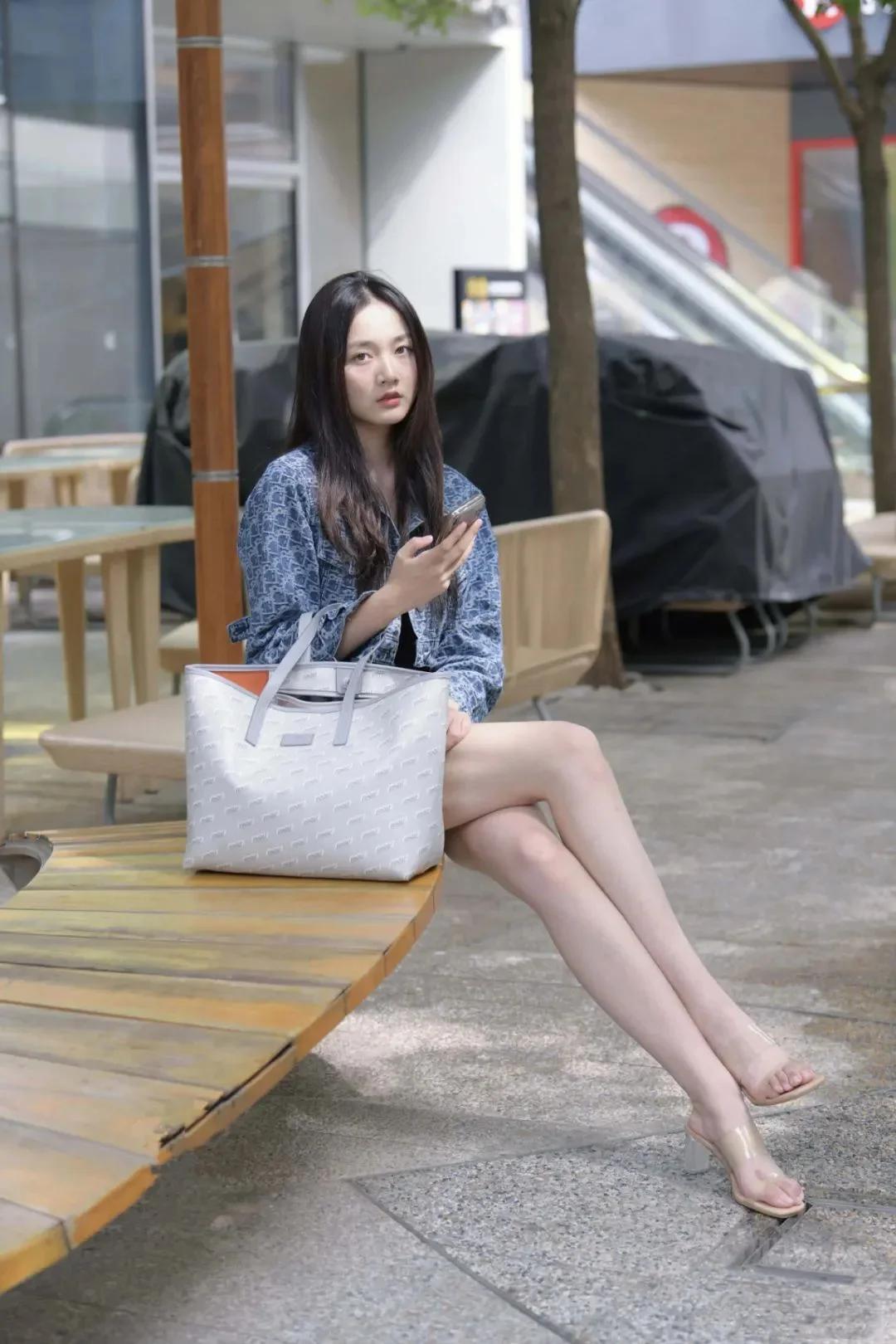 田间诗 穿短款长袖衫搭配黑色包臀裙的女人，既让人垂怜也让人心动！