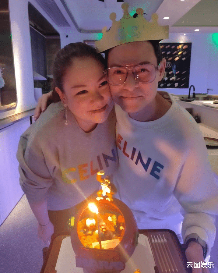 海俊杰|海俊杰迎50岁生日，与小13岁妻子贴面秀恩爱，女方身材圆润显富态