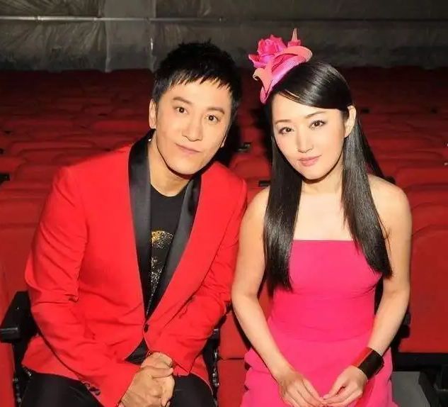 金铭|毛宁参加外甥女婚礼，现场飙高音脖子冒青筋，唱功获网友夸赞