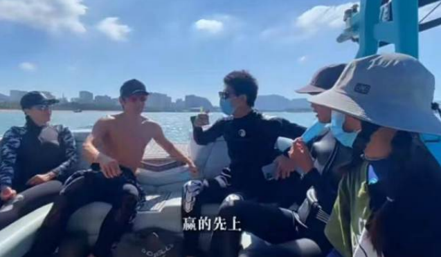 钟丽缇|51岁钟丽缇携全家三亚度假，穿透视泳衣冲浪，两个女儿大显好身材