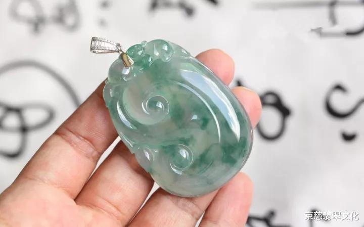 手绘|长腿小哥花6000淘了块原石,切开第一刀就有人出价10万,商家都愣住了