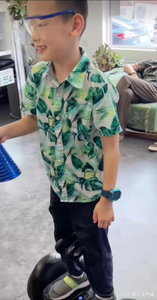 黄海波|黄海波晒带娃视频,与穿几十元衬衫的儿子,玩水枪大战,画面温馨