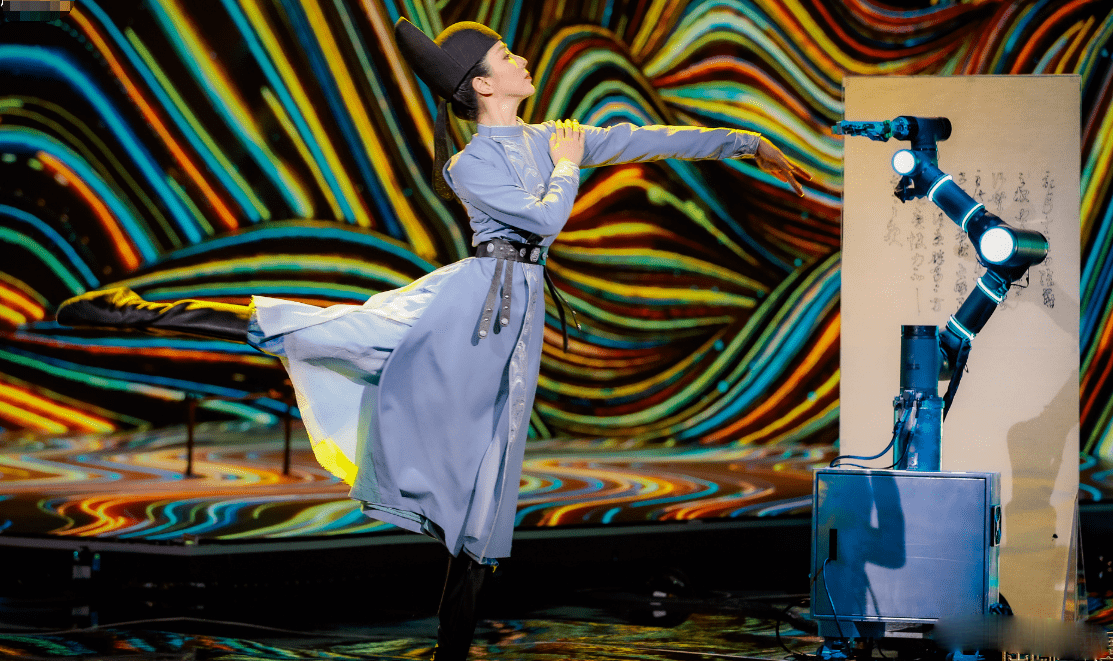 李思思|央视李思思健身太卖力!空中倒立劈叉脸通红,用万元手机显阔气