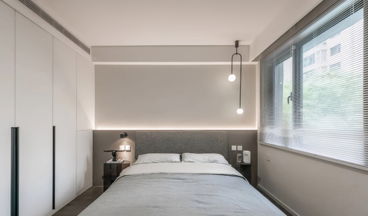 85平现代风二居室，原木色增加空间的温馨感，壁灯很特别