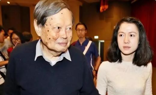 翁帆不小心说漏嘴,大方承认对杨老有所图?杨振宁的年薪有多高?