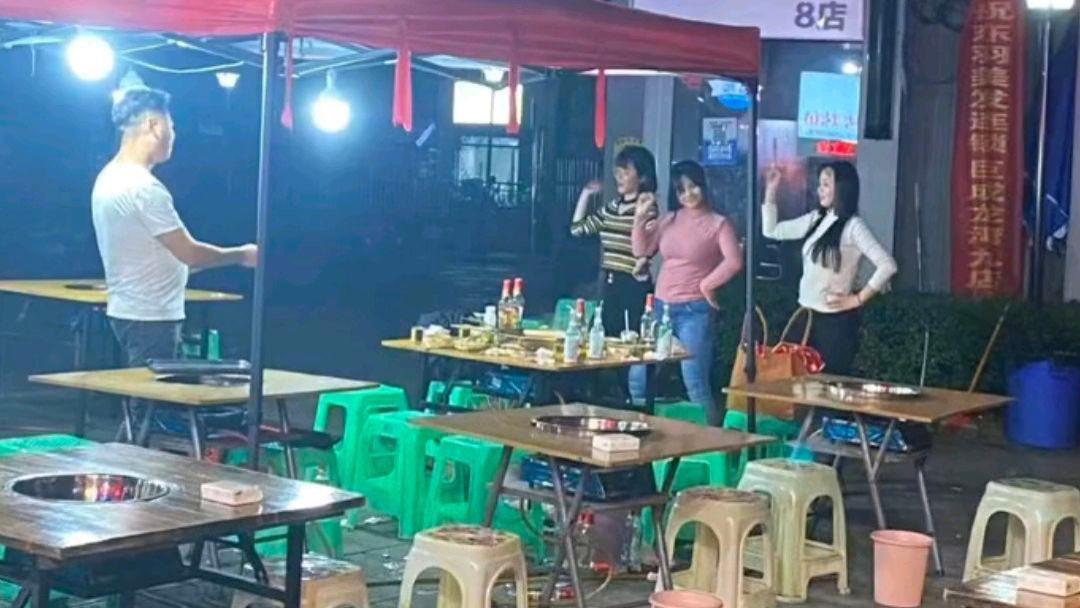 被打惨了，重庆3女1男酒后挑衅整个小区，被整个小区的人围着打