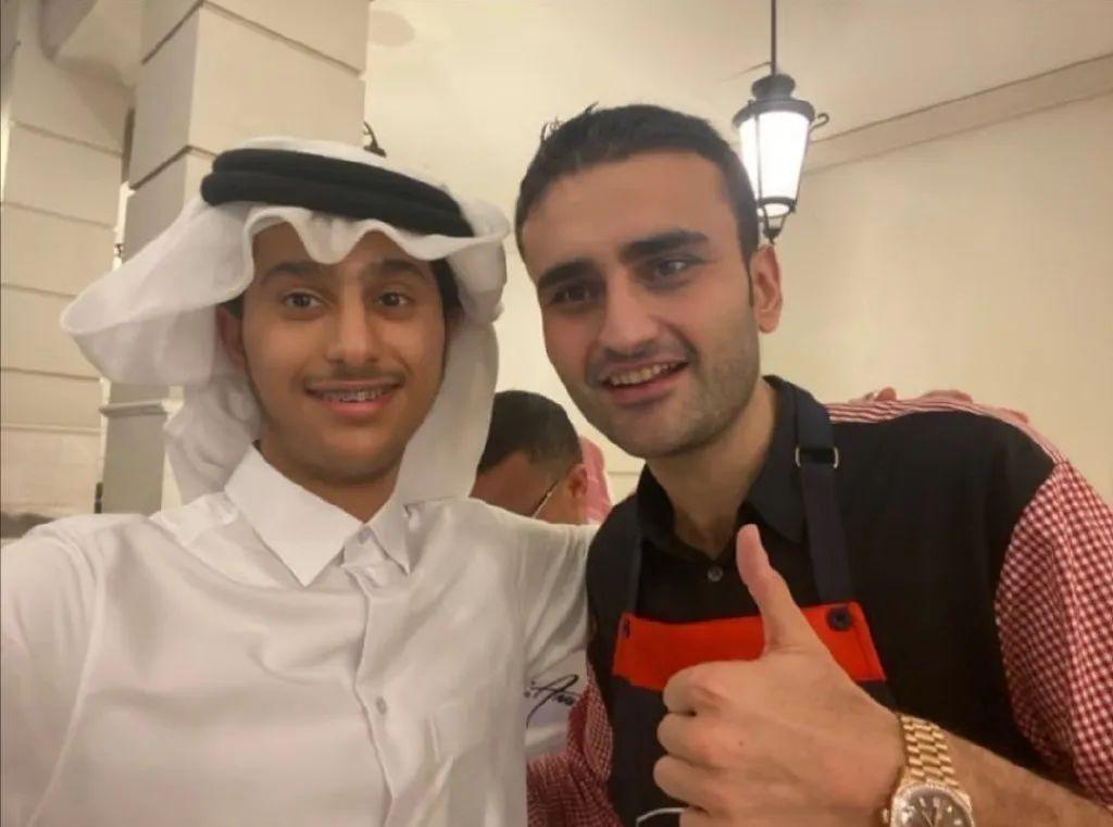 表情包|爆上热搜，的卡塔尔王子，现实私照长这样？网友：这么看觉得他好穷…