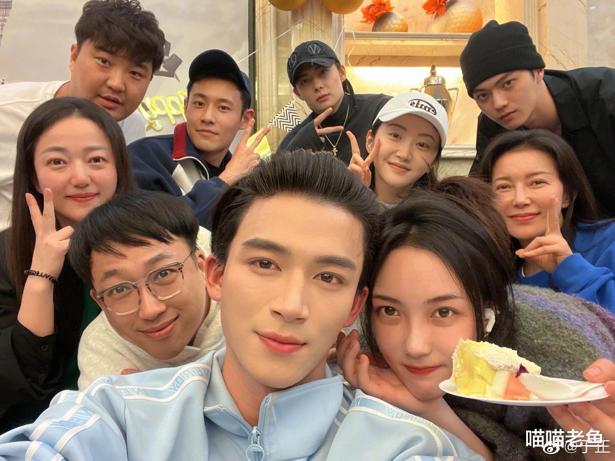 许凯|于正为两大爱将庆生，许凯黑色小背心抢镜，王星越满眼红血丝