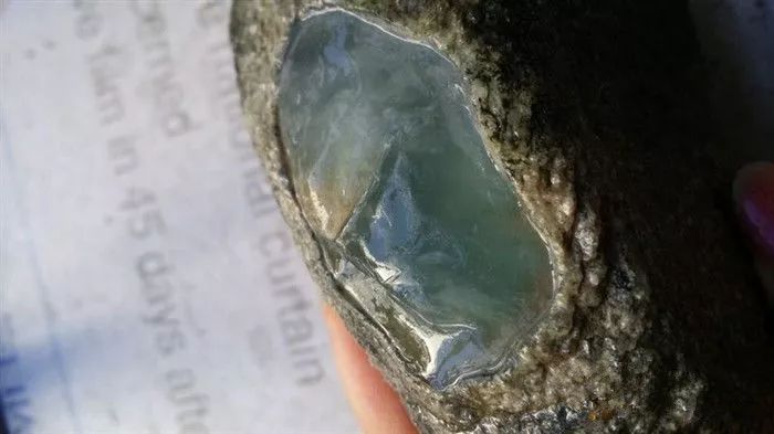 翡翠|缅甸富商18万入手的翡翠原石，竟开出一潭死水，甚是罕见！