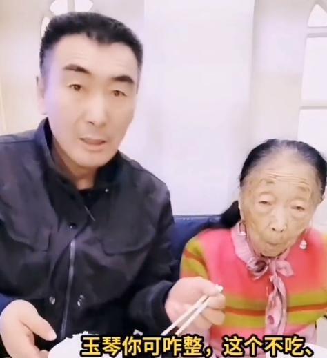 85岁马玉琴穿破旧棉衣，被李玉成带去捡废品，网友：天生乞丐样