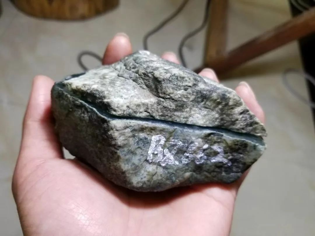 飘花翡翠|老缅也看走眼？小阿万出手的毛料竟切出冰飘花翡翠，亏了亏了！