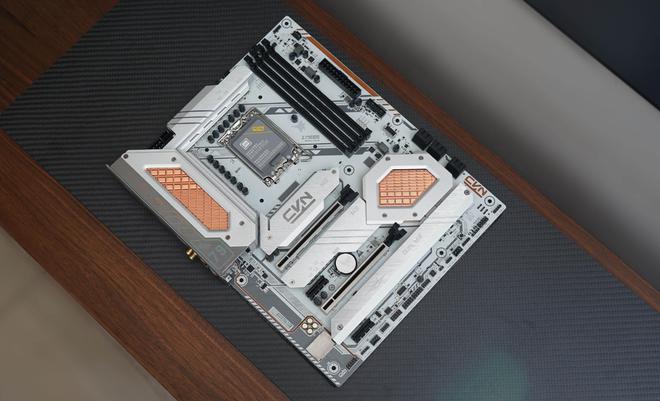 CPU|?双11装机汇报：13700KF+七彩虹Z790+骨伽天吴T5水冷