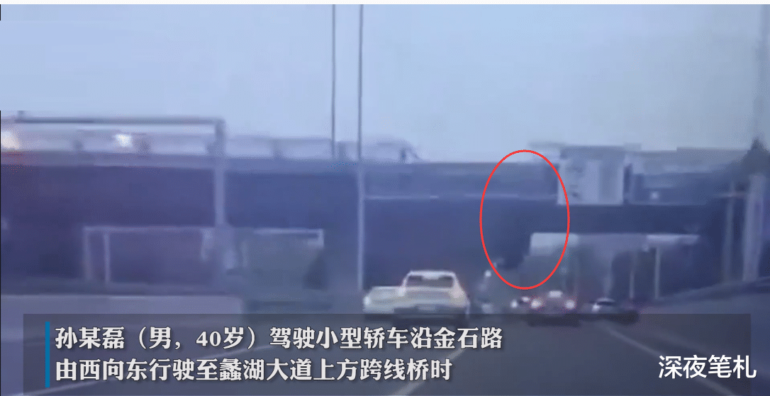 江苏无锡,一保时捷轿车冲破护栏坠落高架,疑似车辆超速操作不当