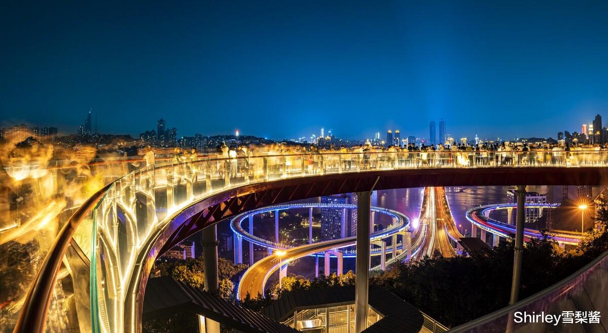 |重庆又火了一个观景地标,270度俯瞰江景,魔幻8D地貌显露无疑