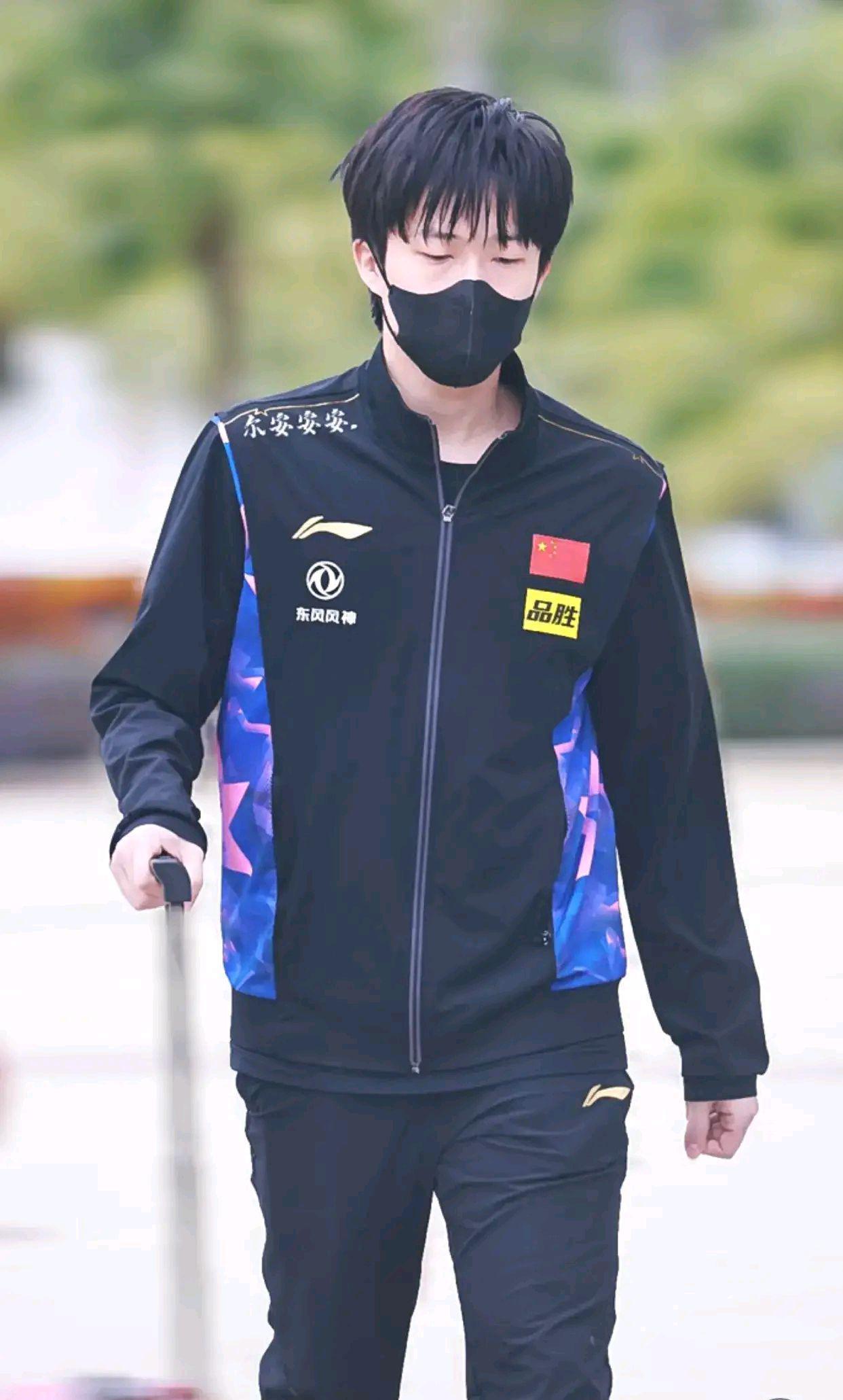 李宁|孙颖莎、王曼昱最新照片曝光!外套品牌是李宁,才800元一件!