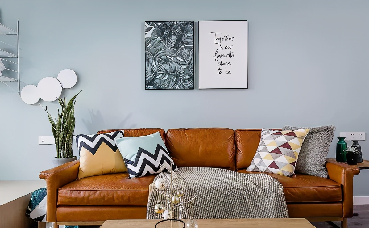 小户型客厅怎么设计才显大?这样做,沙发茶几一样都不缺!