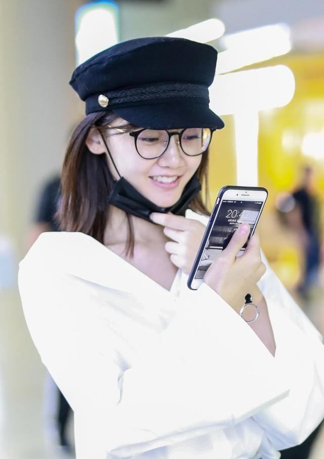 苗苗|郑恺老婆苗苗穿白色上衣,清纯气质更美,女孩子看看都要心动了