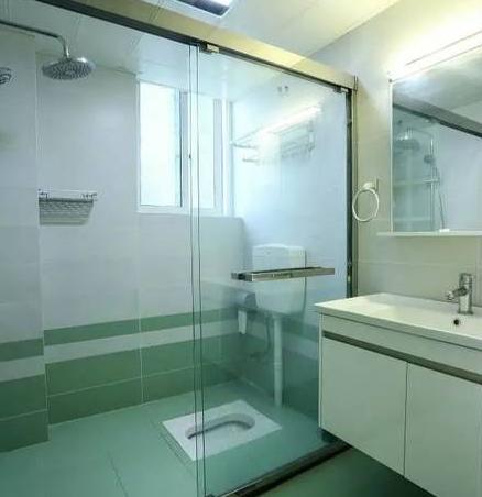 卫生间装马桶过时了,学年轻人这么装,整洁美观省空间,太机智了