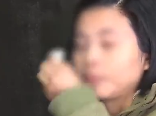 60岁养母向女儿下跪,只为索要天价彩礼,曾想将其嫁给残疾儿子