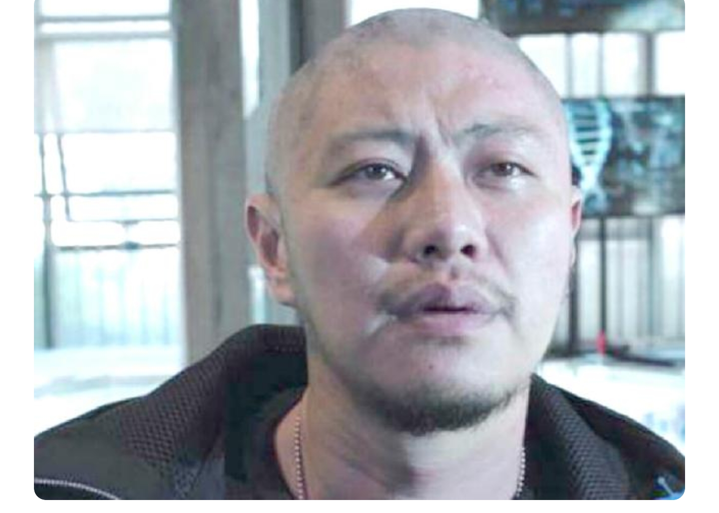 赵荀|7年前坠楼瘫痪，却坐轮椅坚持拍戏: 比成龙还玩命的他如今终于走红！